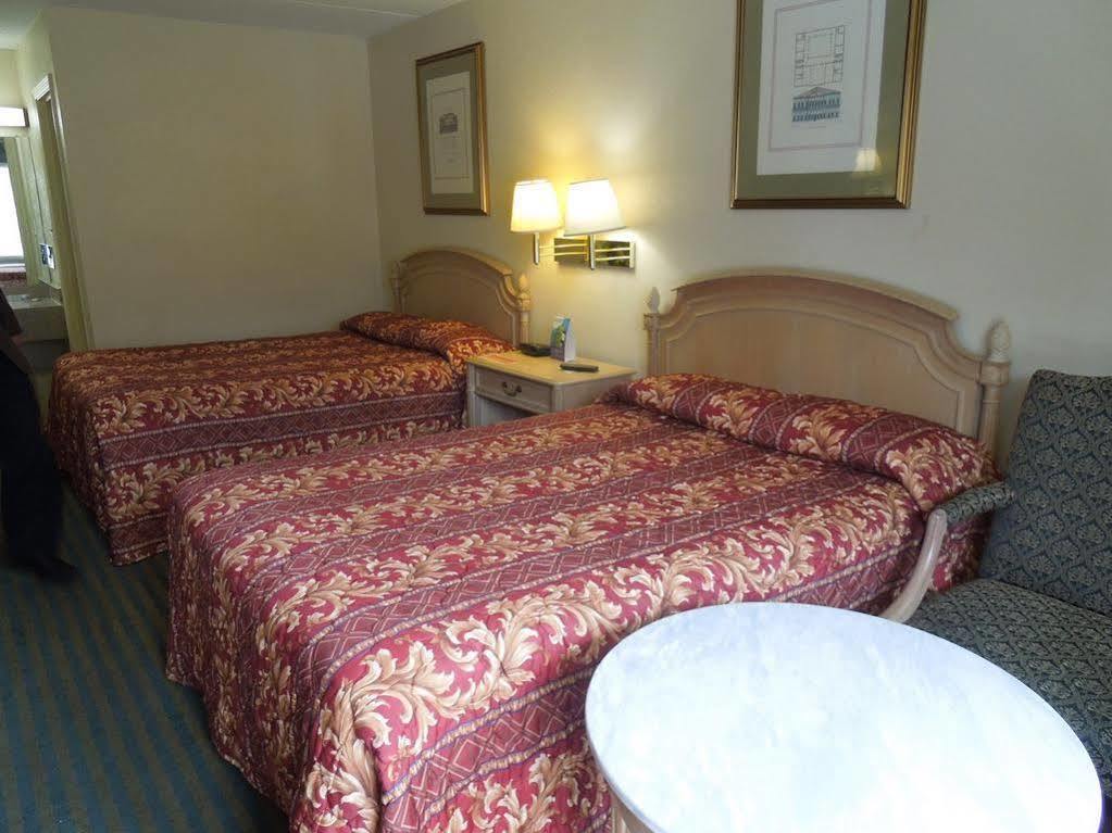 Red Roof Inn Fredericksburg North Esterno foto