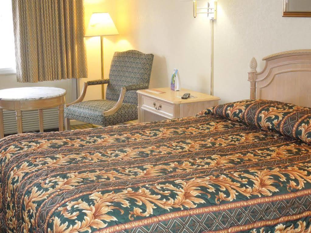 Red Roof Inn Fredericksburg North Esterno foto
