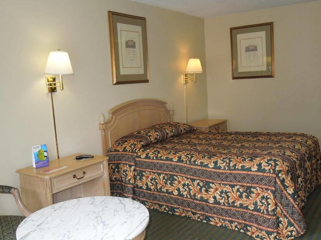 Red Roof Inn Fredericksburg North Esterno foto
