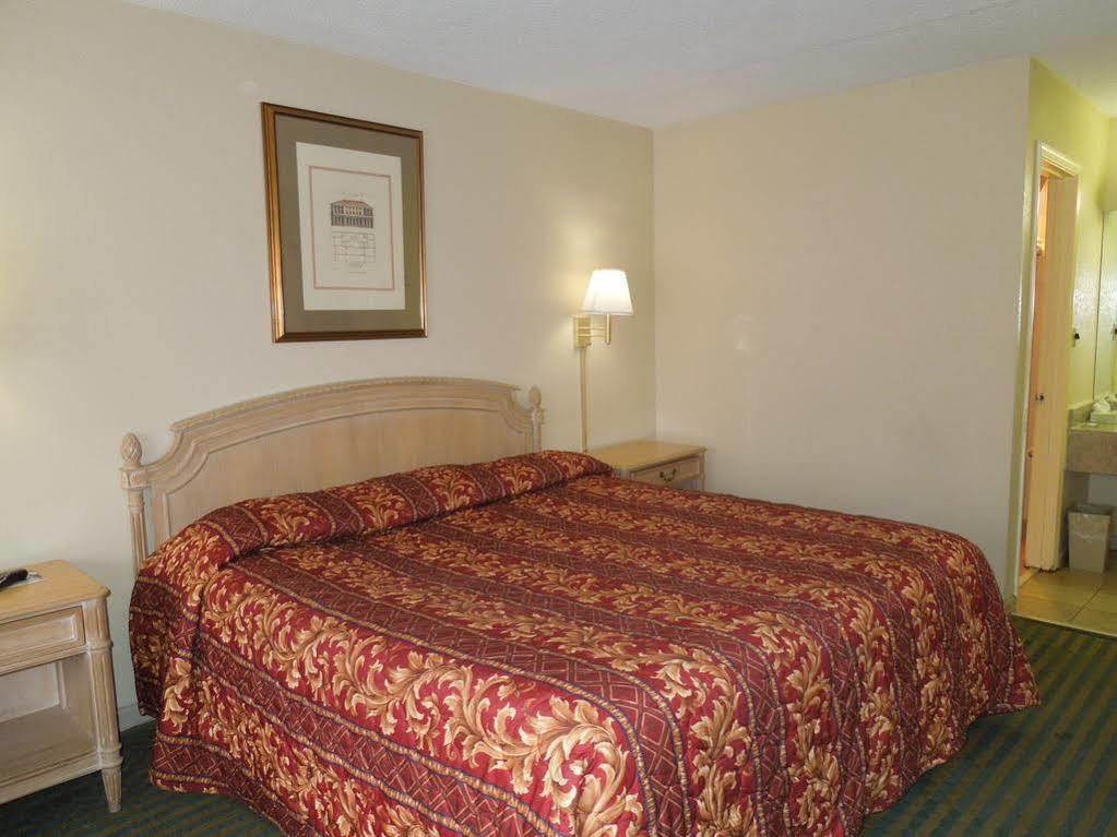 Red Roof Inn Fredericksburg North Esterno foto