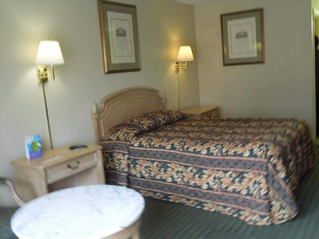 Red Roof Inn Fredericksburg North Esterno foto