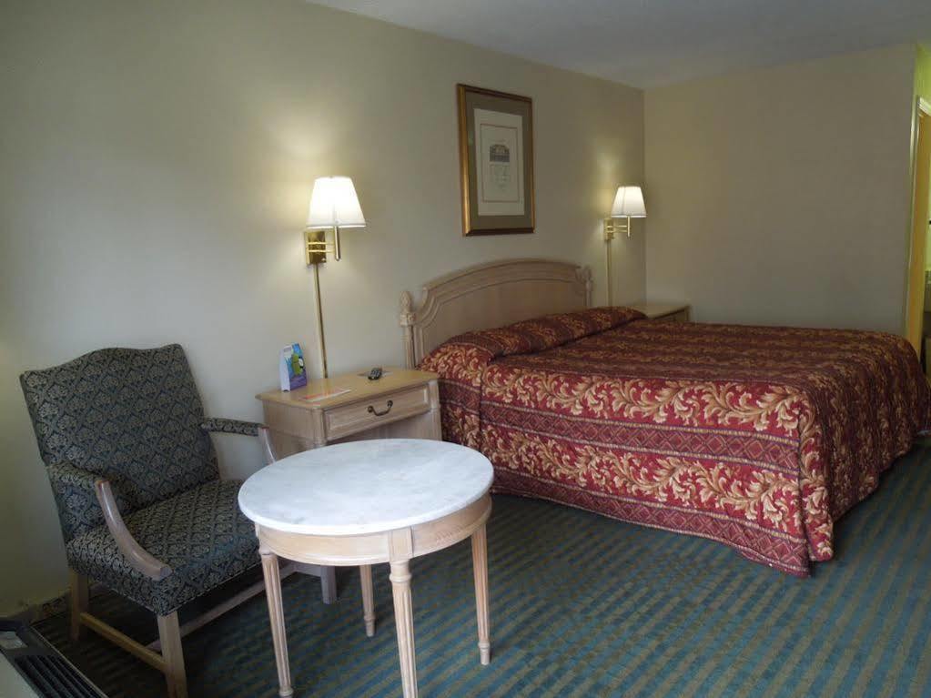Red Roof Inn Fredericksburg North Esterno foto