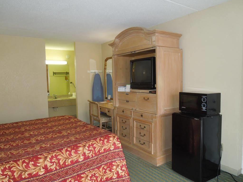 Red Roof Inn Fredericksburg North Esterno foto